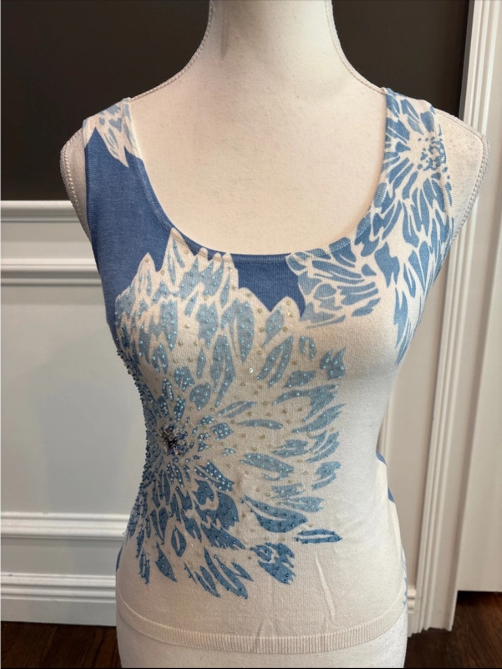 Feminine PrettyFloral Scoop Neck Knit Tank 
Top with Rhinestone embellishment